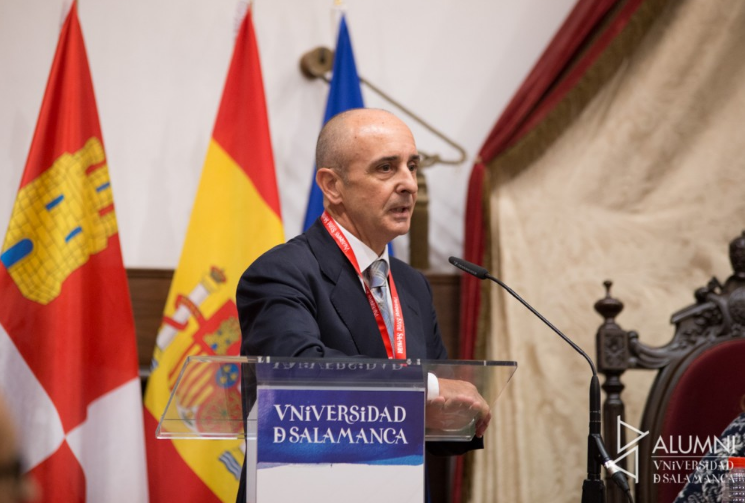 D. Rodrigo Sánchez es premiado por ALUMNI España gracias a su trayectoria.